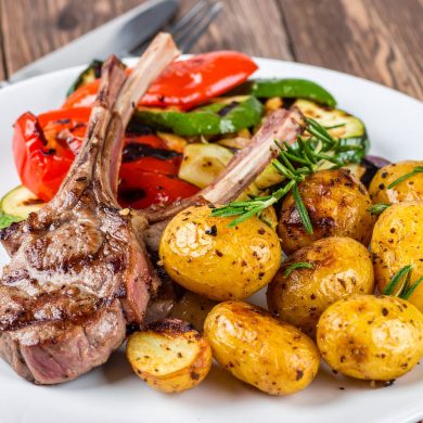 Firefly_Côtelettes d’agneau, pommes de terre grenaille et légumes grillés dans une assiette 322979