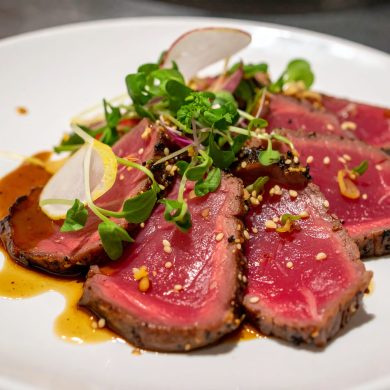 Firefly_tataki de boeuf wagyu dans une assiette 27904
